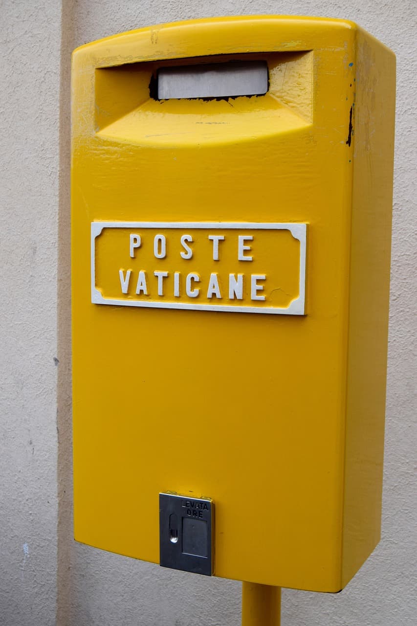 Europe Travel Scams: 15 Tourist Traps to Avoid (+ What to Do Instead)
